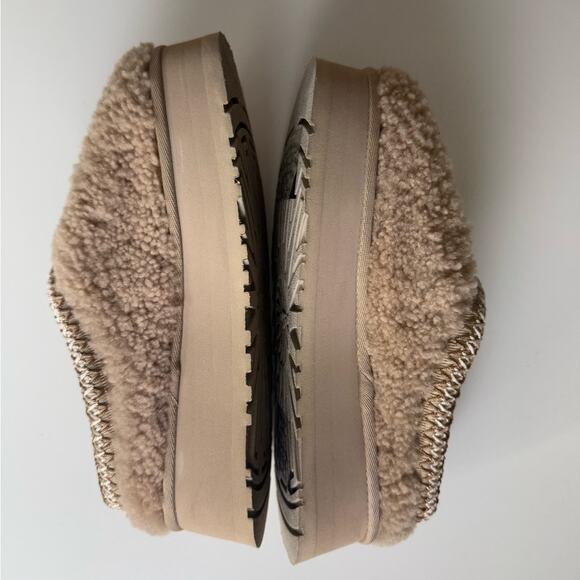 Ugg Maxi Curly Tazz Platform Slippers in Sand 6 - Picture 6 of 13